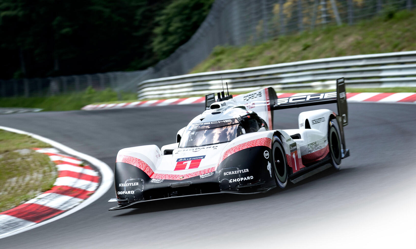 En Porsche 918 GT2 tävlingsbil på en racerbana. (AI text)