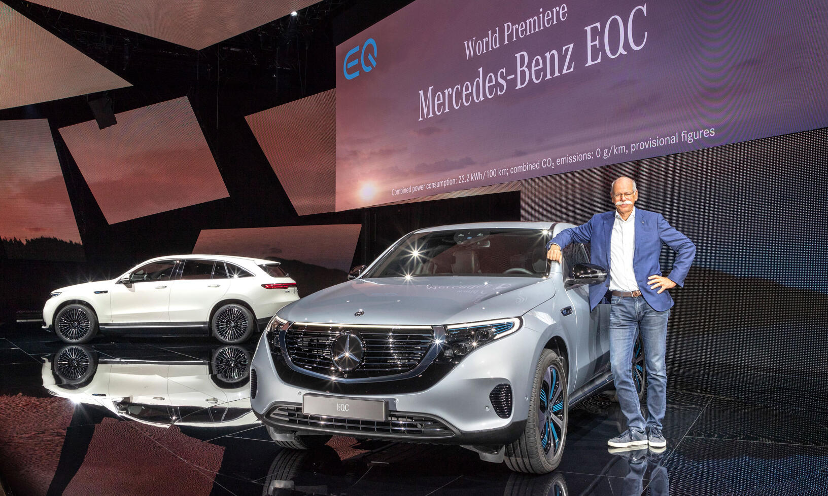 En man står bredvid en Mercedes-Benz SUV. (AI text)