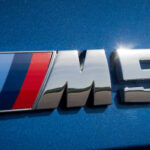 BMW M5-badgen på en blå bil (AI text)