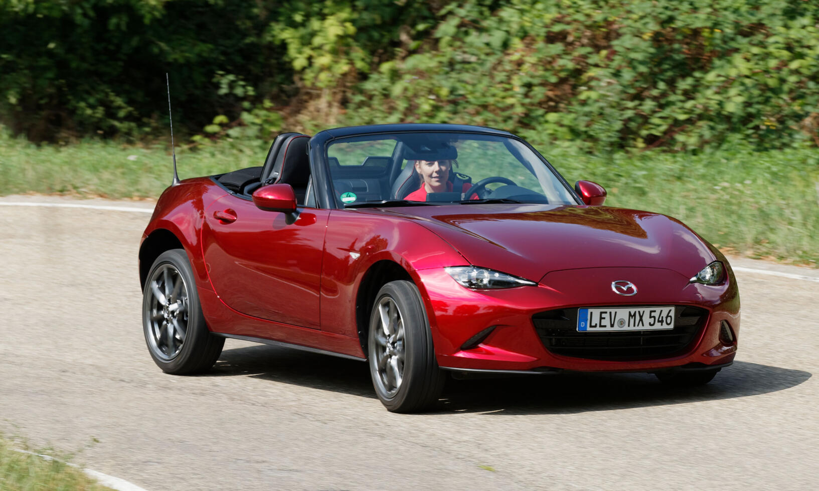Förarens ansiktsuttryck är inget konstigt i MX-5. Så här roligt har man annars bara på tivoli!