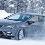 En Seat Leon körande genom snön. (AI text)