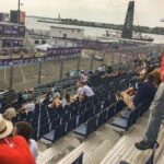 Titta noga så ser du frihetsgudinnan i bakgrunden. Och bilarna susar förbi väldigt nära.