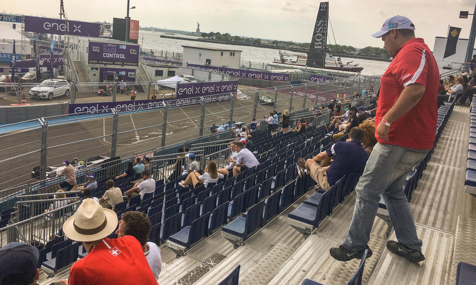 Titta noga så ser du frihetsgudinnan i bakgrunden. Och bilarna susar förbi väldigt nära.