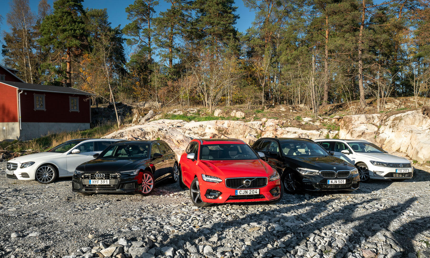 En grupp bilar parkerade framför ett stuga. (AI text)