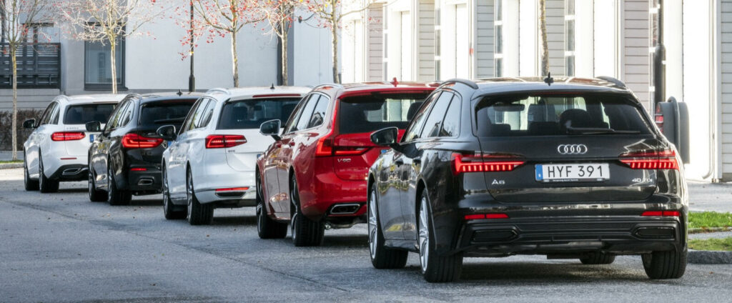 En rad bilar parkerade på en gata. (AI text)