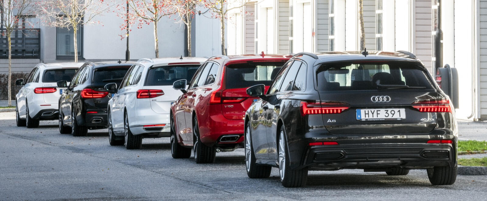 En rad bilar parkerade på en gata. (AI text)