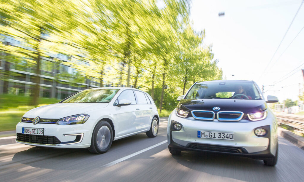 VW e-Golf: 115 hästar och tjänstevikt på 1 603 kilo. Plåtkaross. 35 000 kr dyrare än BMW! BMW i3: Bakhjulsdrift, 170 hästar och 1 303 kilo tjänstevikt. Hightech.