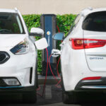 Väntetiderna på laddbara bilar har varit långa länge. Men vissa biltillverkare kan håva in köpare när andra går bet. Till exempel Kia och Mitsubishi.