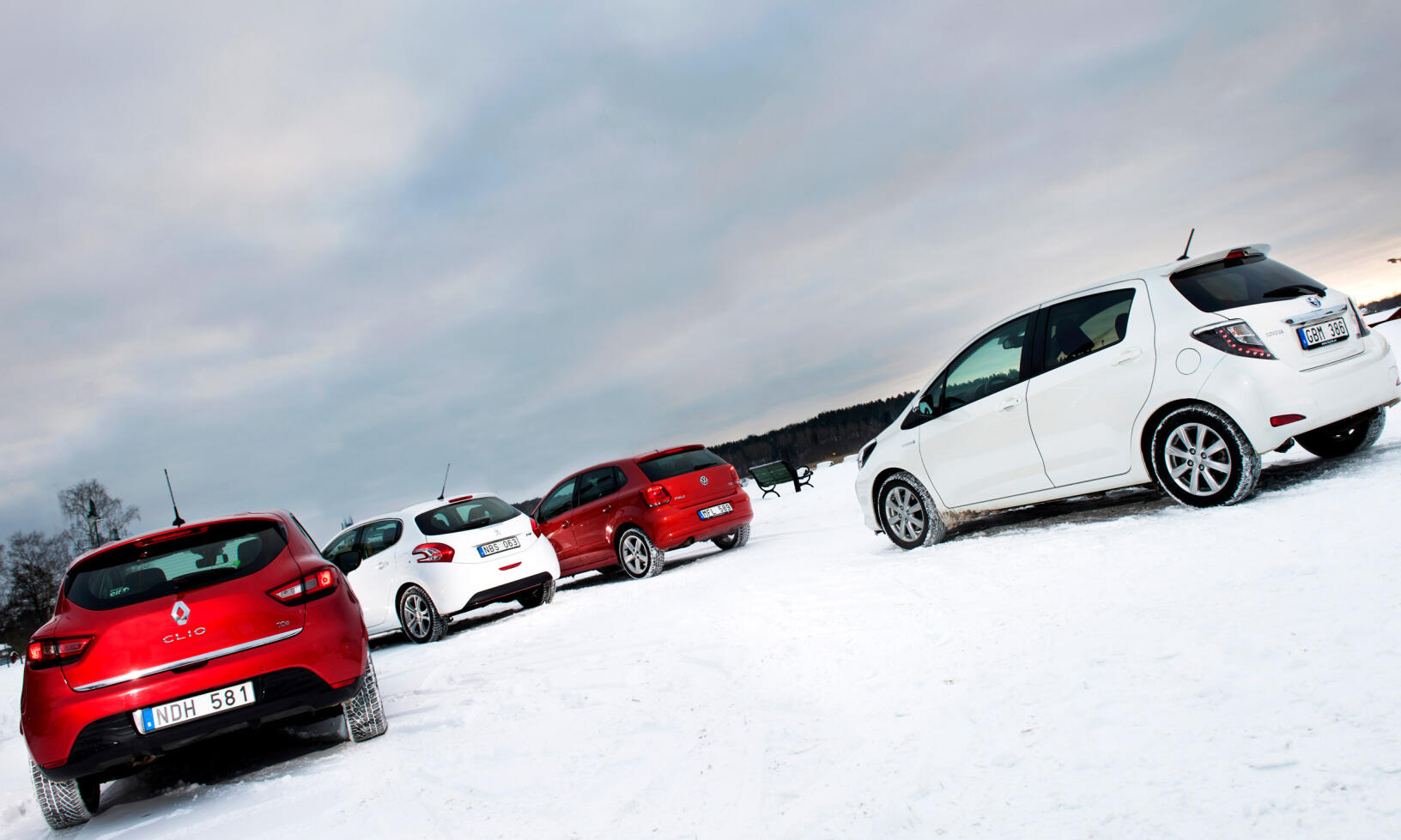 bilar parkerade i snön (AI text)