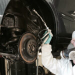 En mekaniker arbetar på en bil. (AI text)