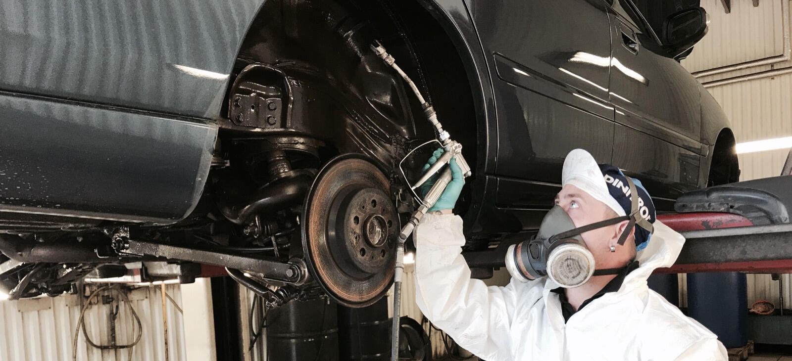 En mekaniker arbetar på en bil. (AI text)