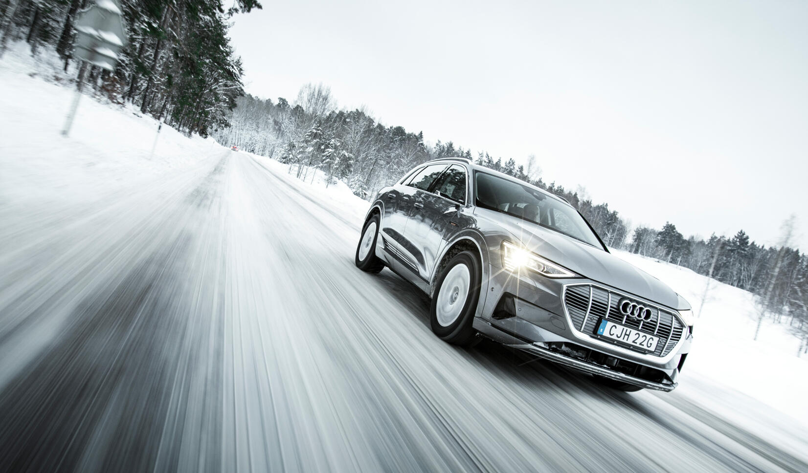 En Audi Q7 kör på en snöig väg. (AI text)
