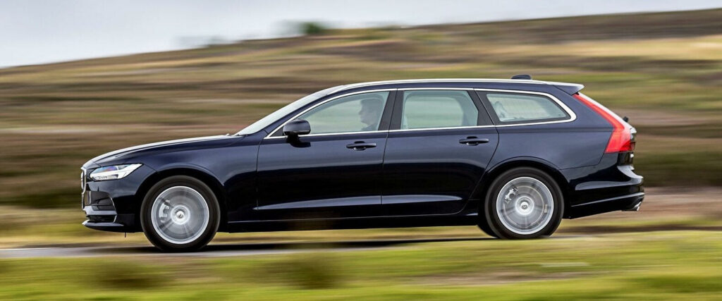 Volvo V90 står är på väg längs en landsväg. (AI text)