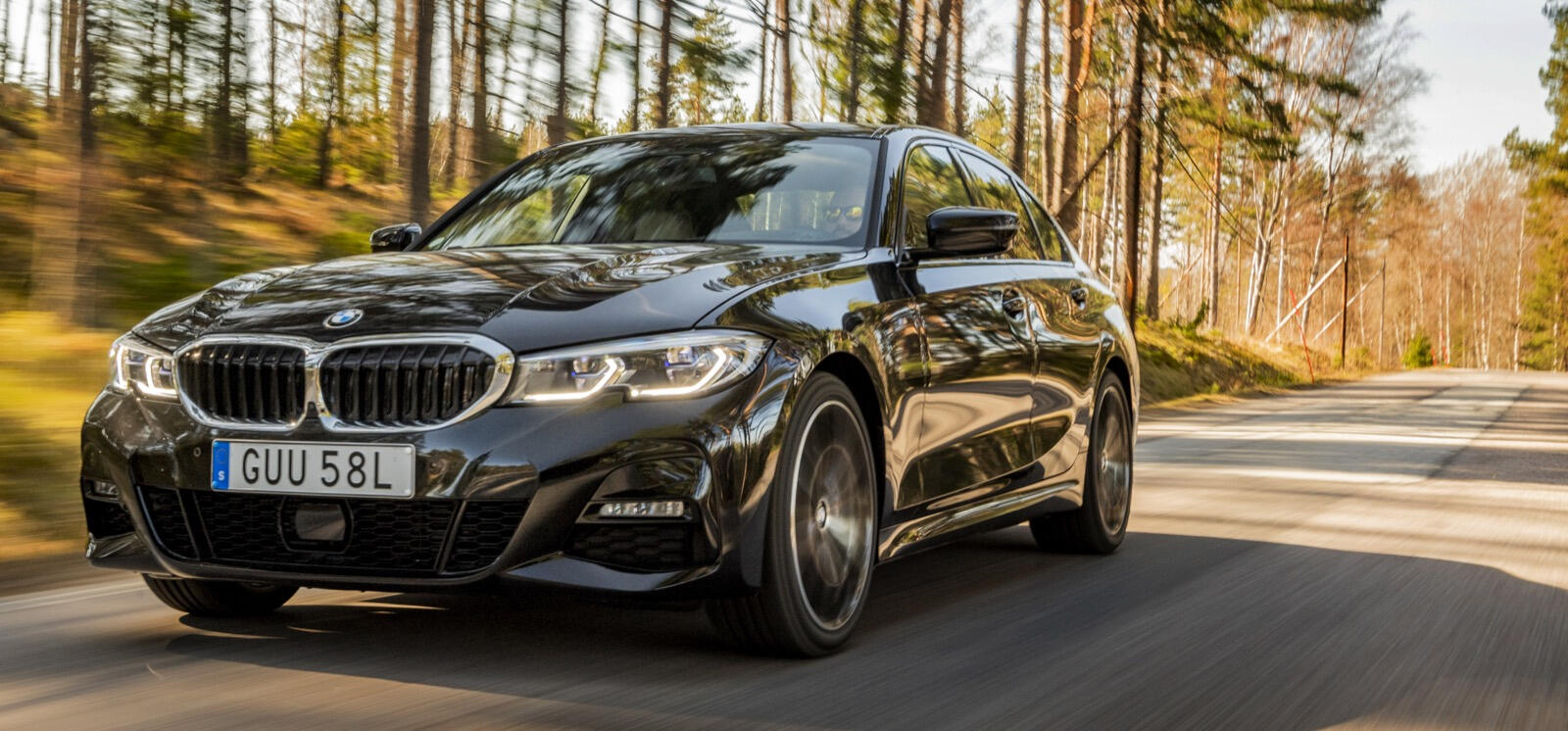 BMW X1 xDrive M Sport kör på en landsväg (AI text)
