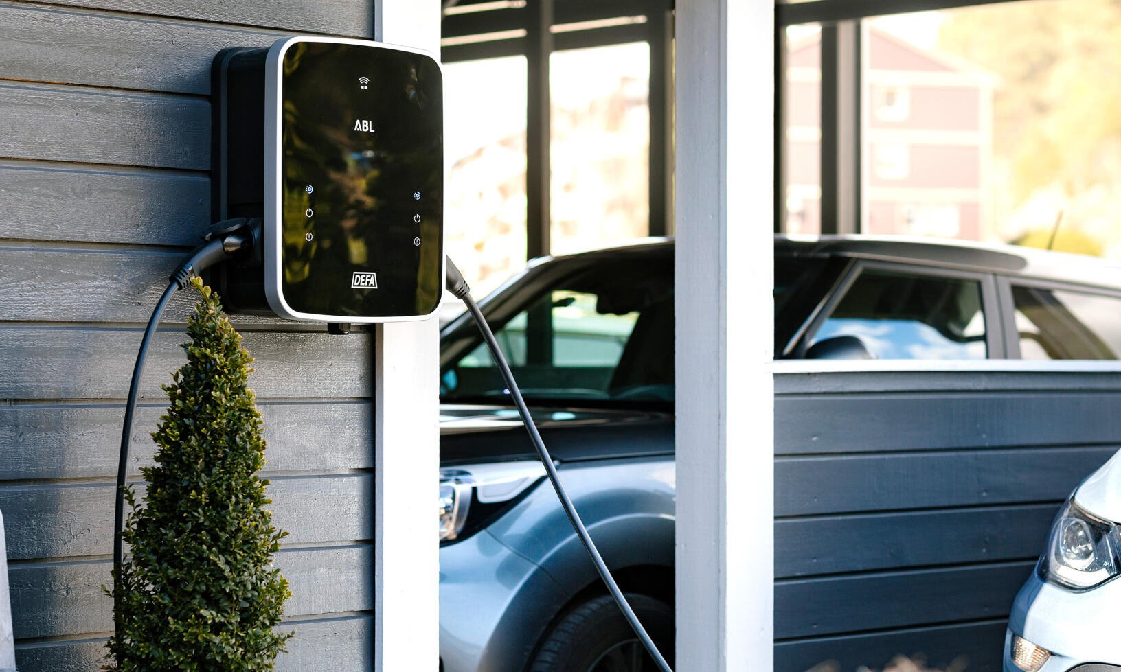 En bil står parkerad i en garage. (AI text)