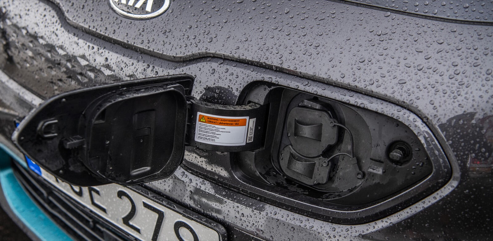 En bil är parkerad i en parkeringsplats. (AI text)