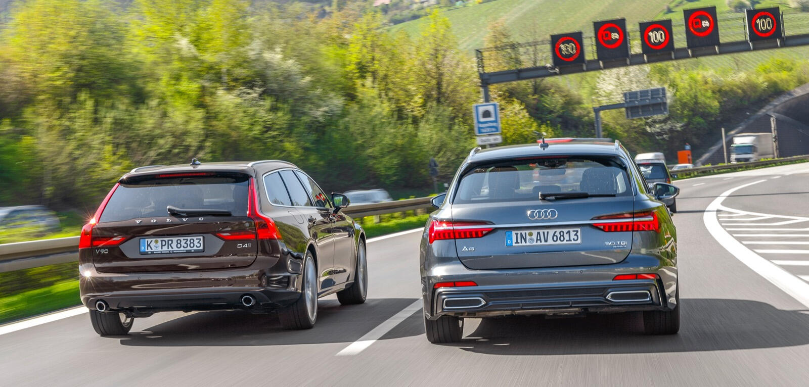 Två SUV:er kör nedför en motorväg. (AI text)