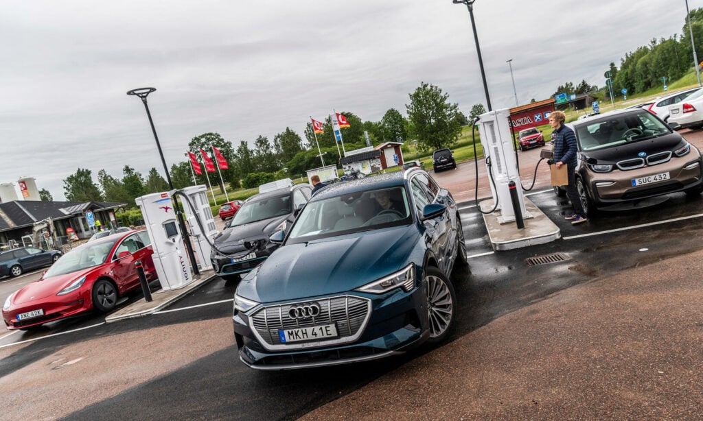 En bil är parkerad vid en elbilsladdstation. (AI text)