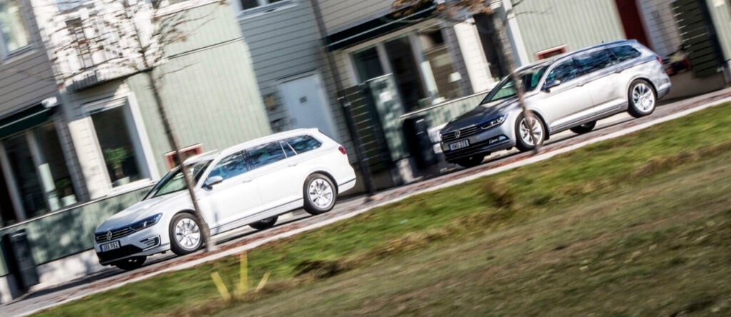 en grupp bilar parkerade vid en gata (AI text)