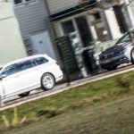 en grupp bilar parkerade vid en gata (AI text)