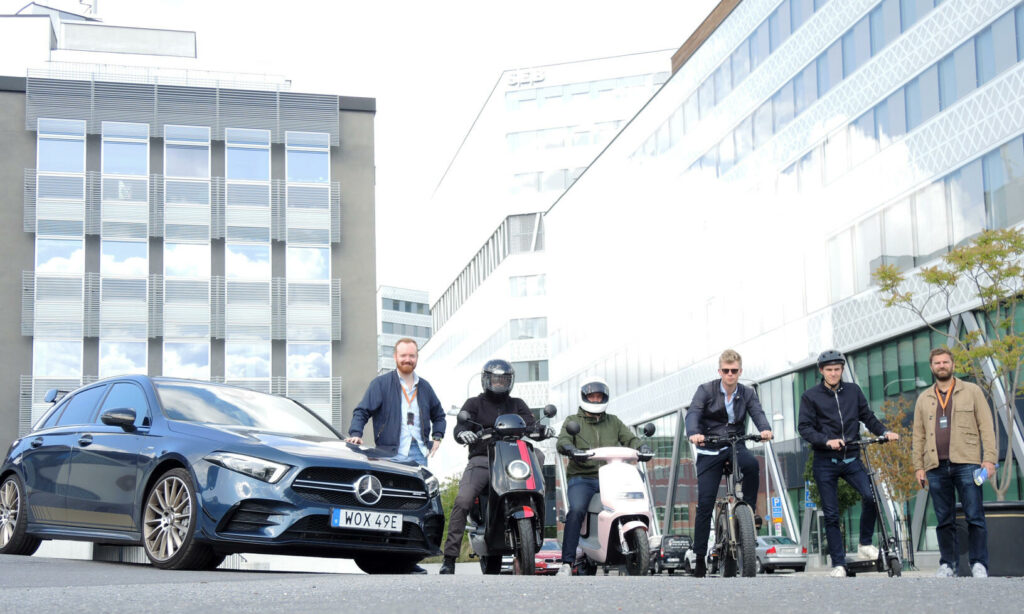 Uppställning! Redaktionen är rustad inför kapplöpning genom stan. Vem blir snabbast i rusningstrafiken?