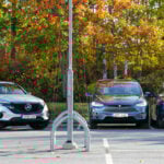 En parkeringsplats där bilar står parkerade på parkeringsplatsen. (AI text)