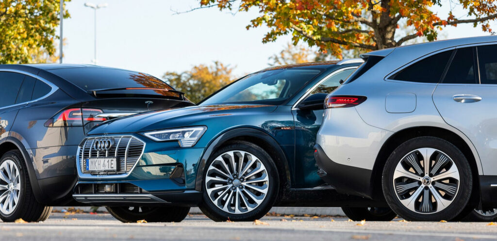 En grupp bilar parkerade på en gata. (AI text)