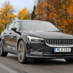 Designmässigt kan släktskapet med Volvo inte förnekas, men Polestar satsar på egna accenter. Fjädringen med Öhlinsdämpare är lika stram som smidig.