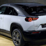 En vit Mazda CX (AI text)