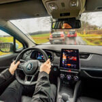 En man kör en bil i regn. (AI text)