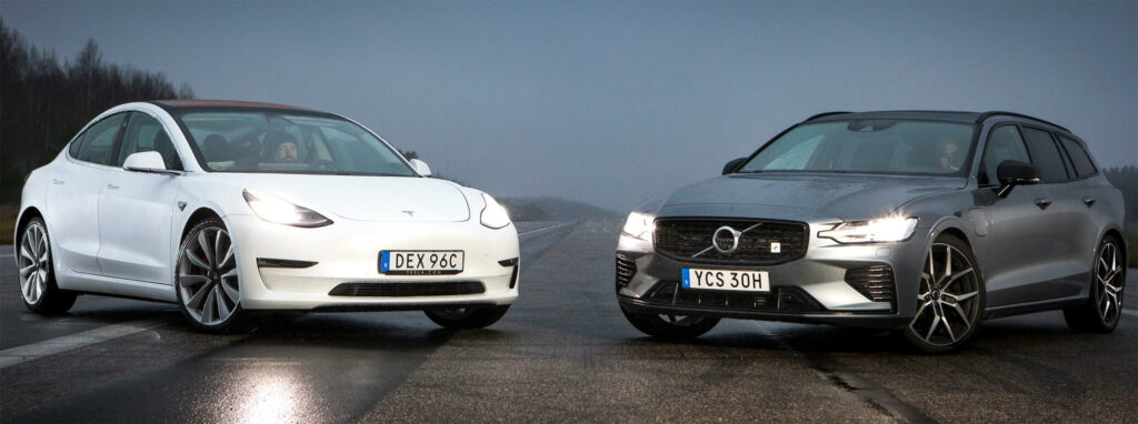 två bilar på en väg (AI text)