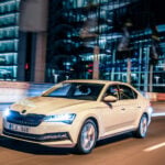 En Skoda Sk8 kör nedför en stadsgata på natten. (AI text)