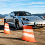 2,8 sekunder behöver Taycan för 0–100 km/h. De första metrarna är avgörande och då är ingen snabbare. Därför kan den hålla Ferrari 488 Pista och McLaren 720S bakom sig, och fånga in en 911 GT2 RS.