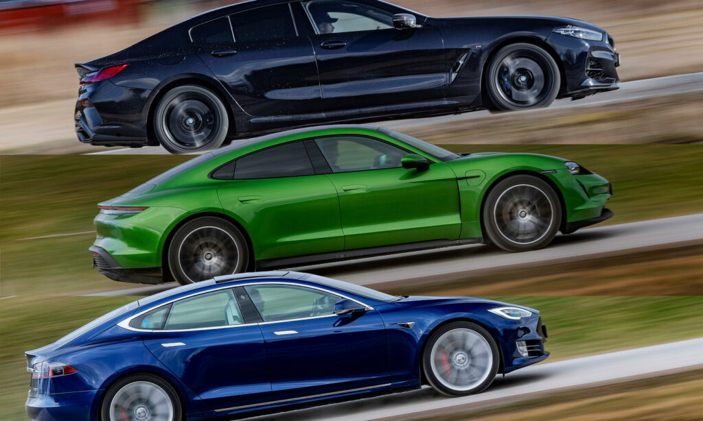 en grupp bilar på en väg (AI text)