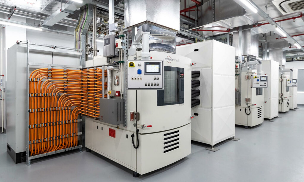 En fabrik med många maskiner. (AI text)