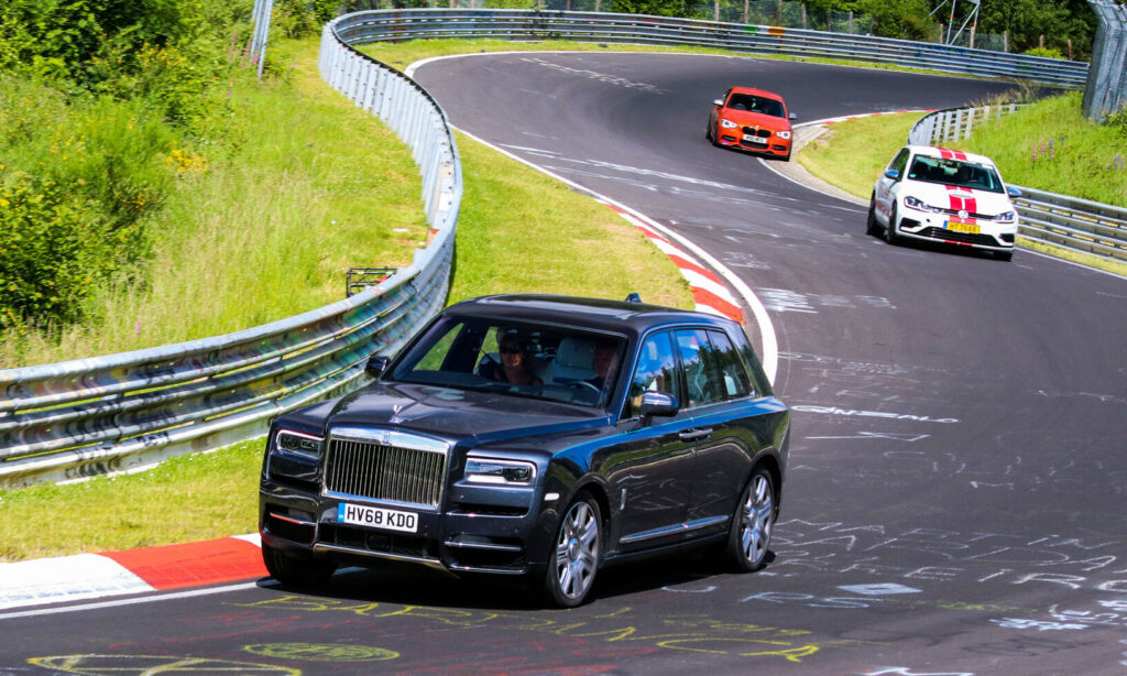 Rolls-Royce Cullinan på Nürburgring. Om inte den banan kan ta kål på Cullinan så...