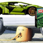 En grön bil med en leksak på dess tak. (AI text)