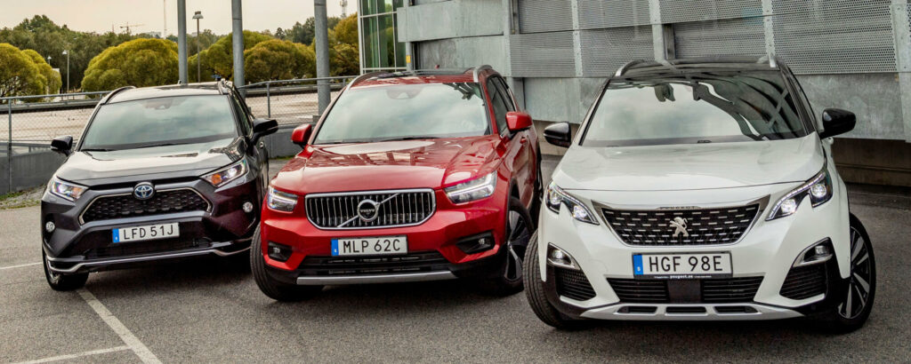 Våra tre testbilar, de laddbara småsuvarna: Toyota RAV4, Volvo XC40, Peugeot 3008.
