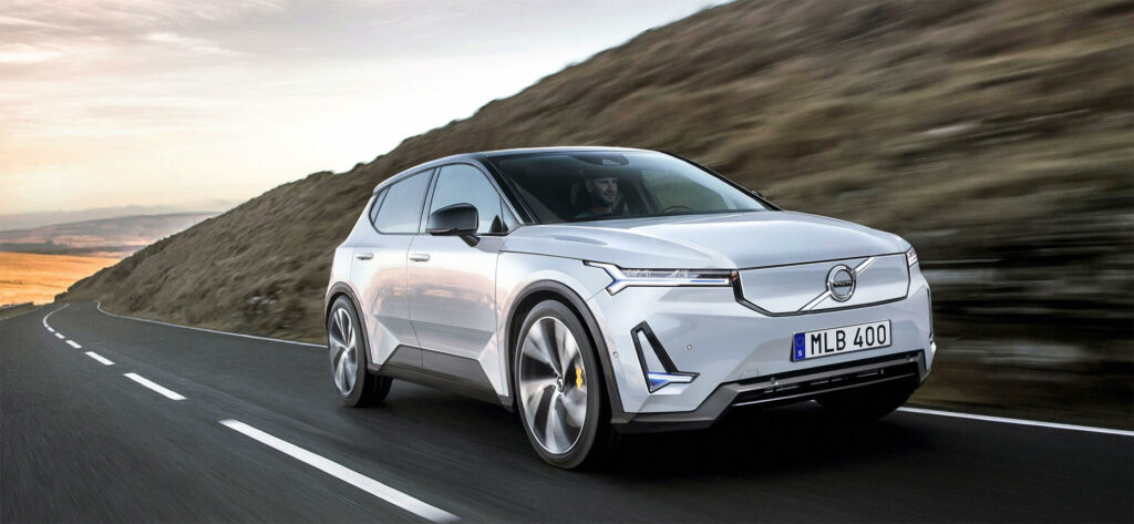 Volkswagen e-Tron kör nerför en bergväg. (AI text)