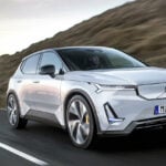 Volkswagen e-Tron kör nerför en bergväg. (AI text)