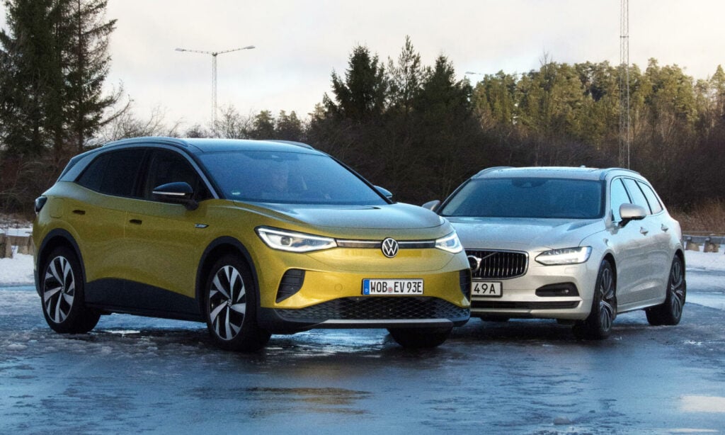 Två Volvo E-trons på en snöig väg. (AI text)