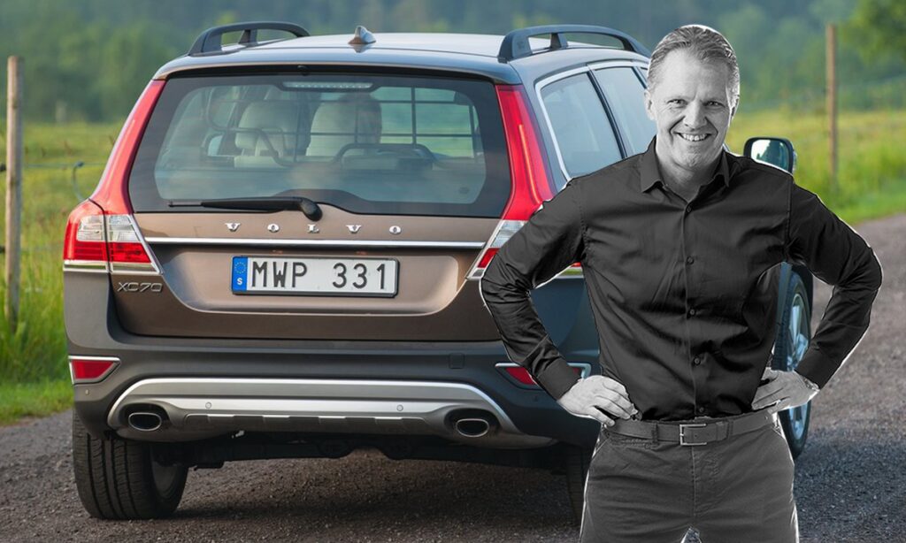 En man står bredvid en bil. (AI text)