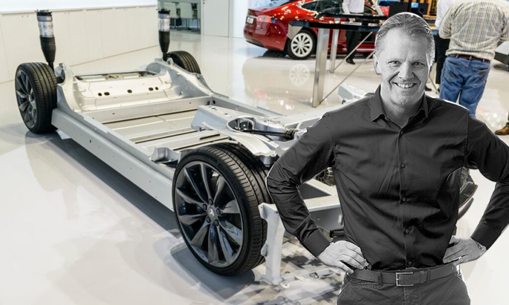 En man står bredvid en Tesla Model S. (AI text)