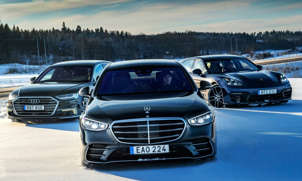 Notera Mercedes gigantiska svarta block i grillen. En inte helt anonym placering av diverse sensorer och kameror.