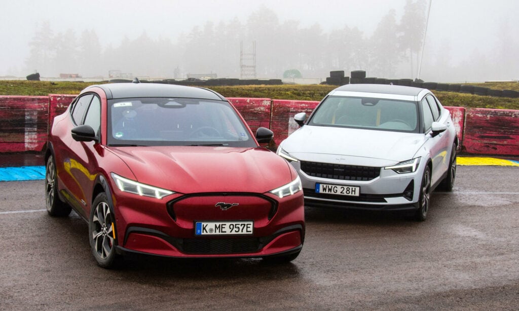 En bil är parkerad på en spår. (AI text)