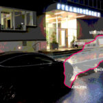 En bil står parkerad i regnet. (AI text)