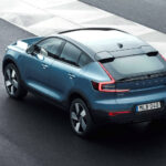 Volvo XC90-greven parkerad på en gata (AI text)