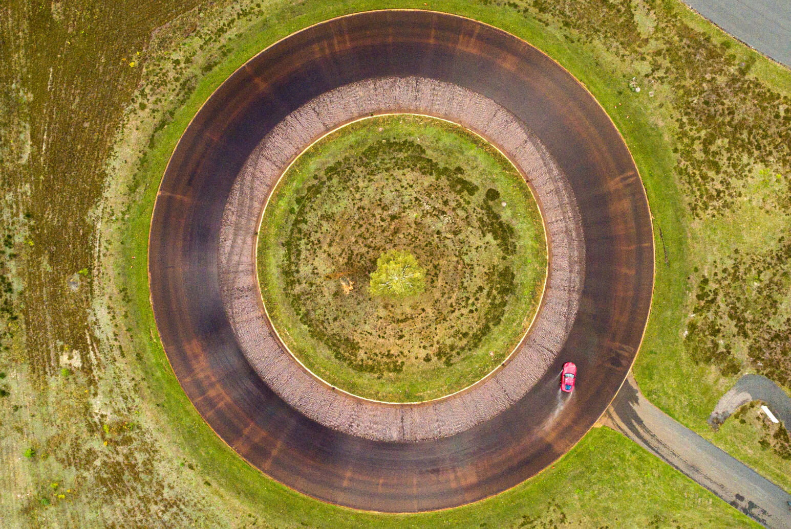 Luftbild över en rundled i landsbygden (AI text)