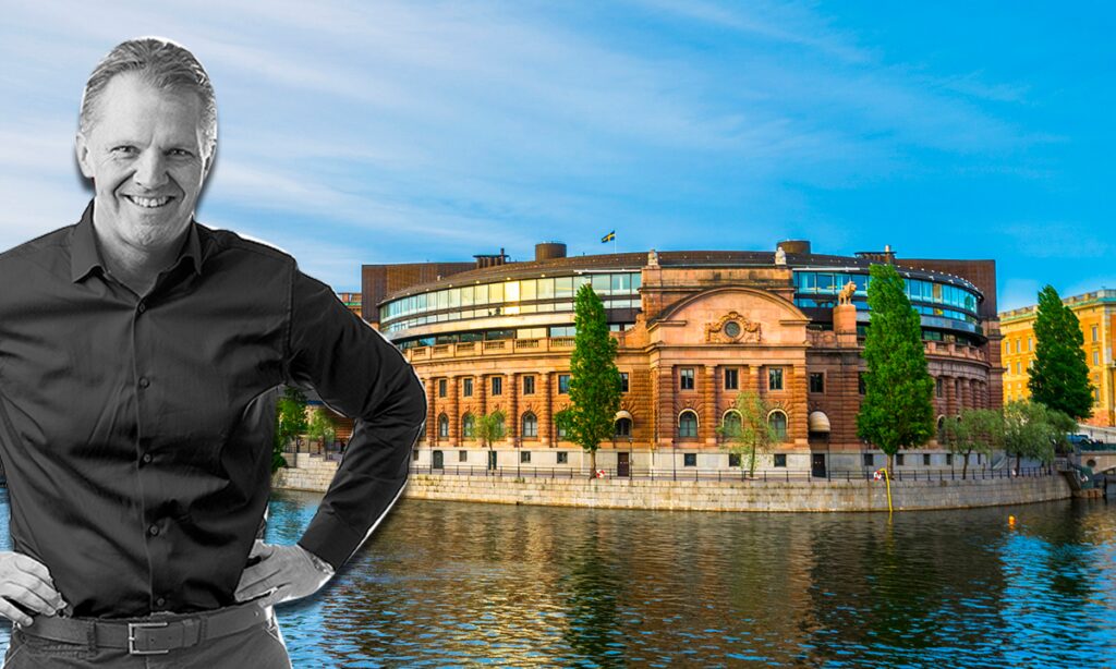 En man står framför ett byggnad i Stockholm. (AI text)