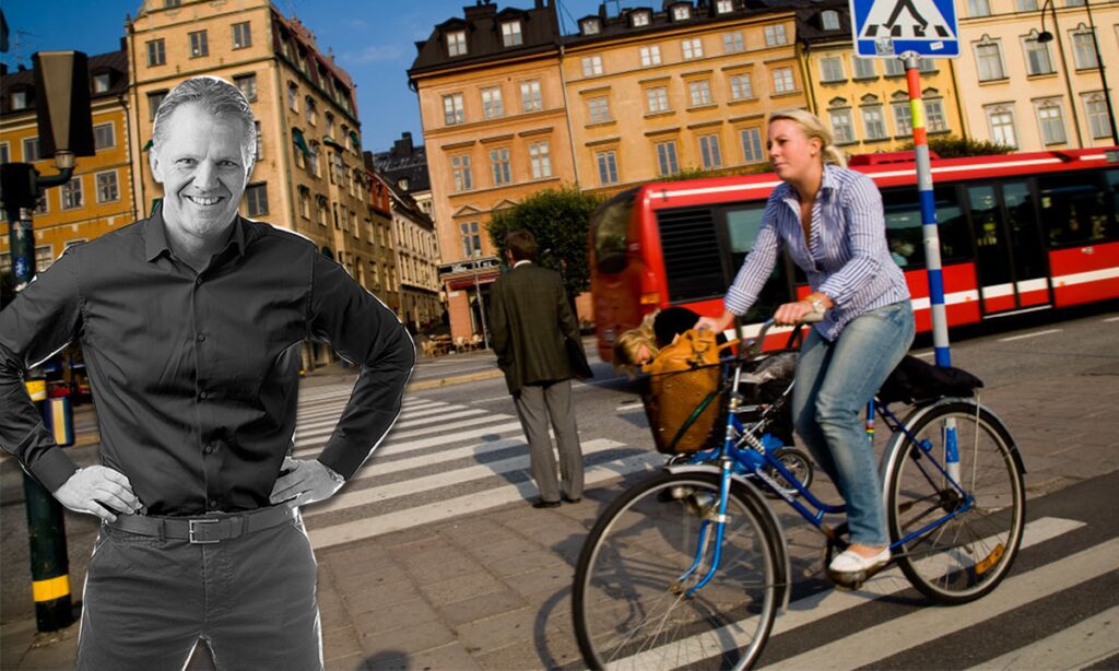 En man och kvinna cyklar genom en stad. (AI text)